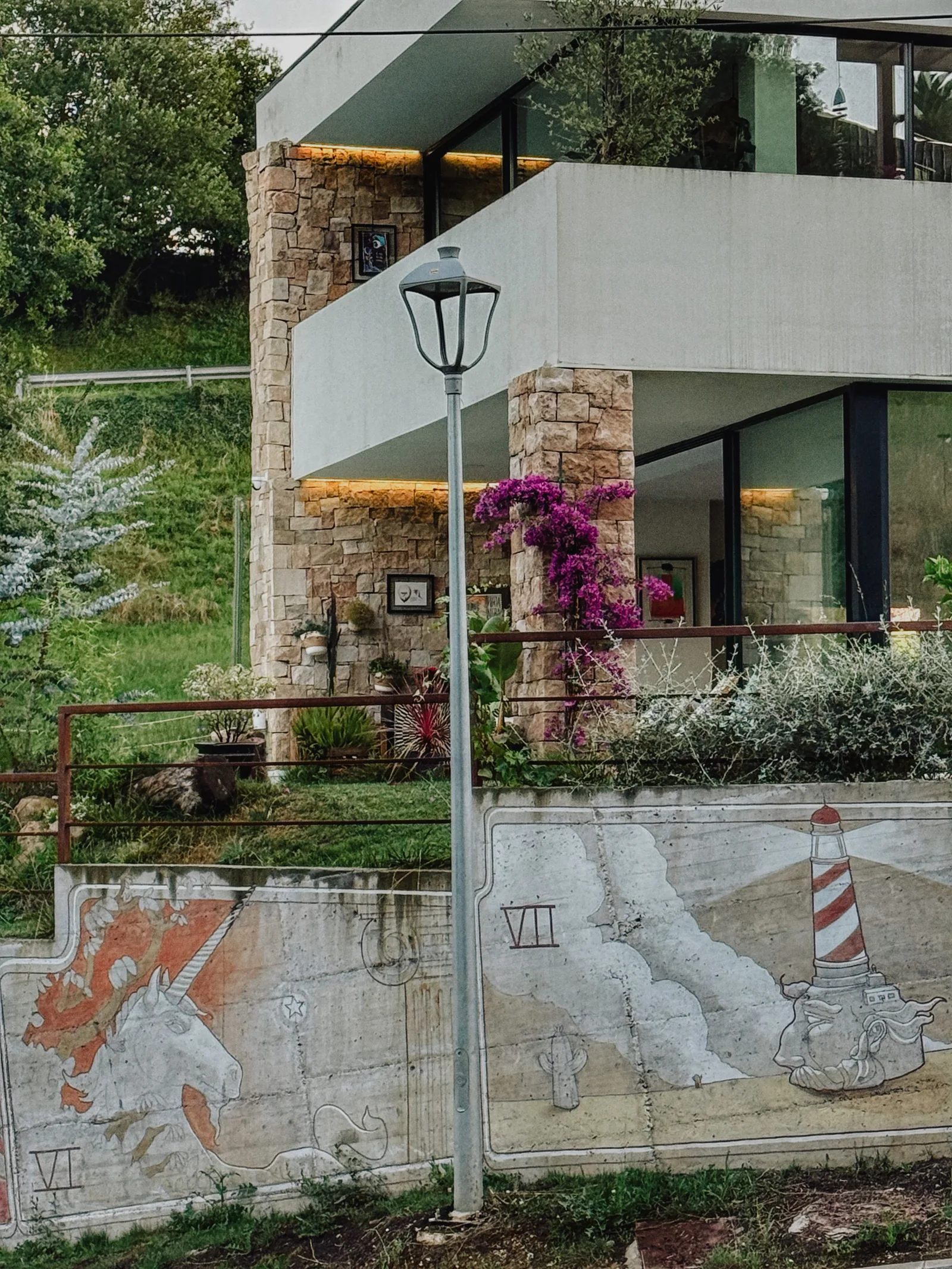 Casa con mural en el muro exterior