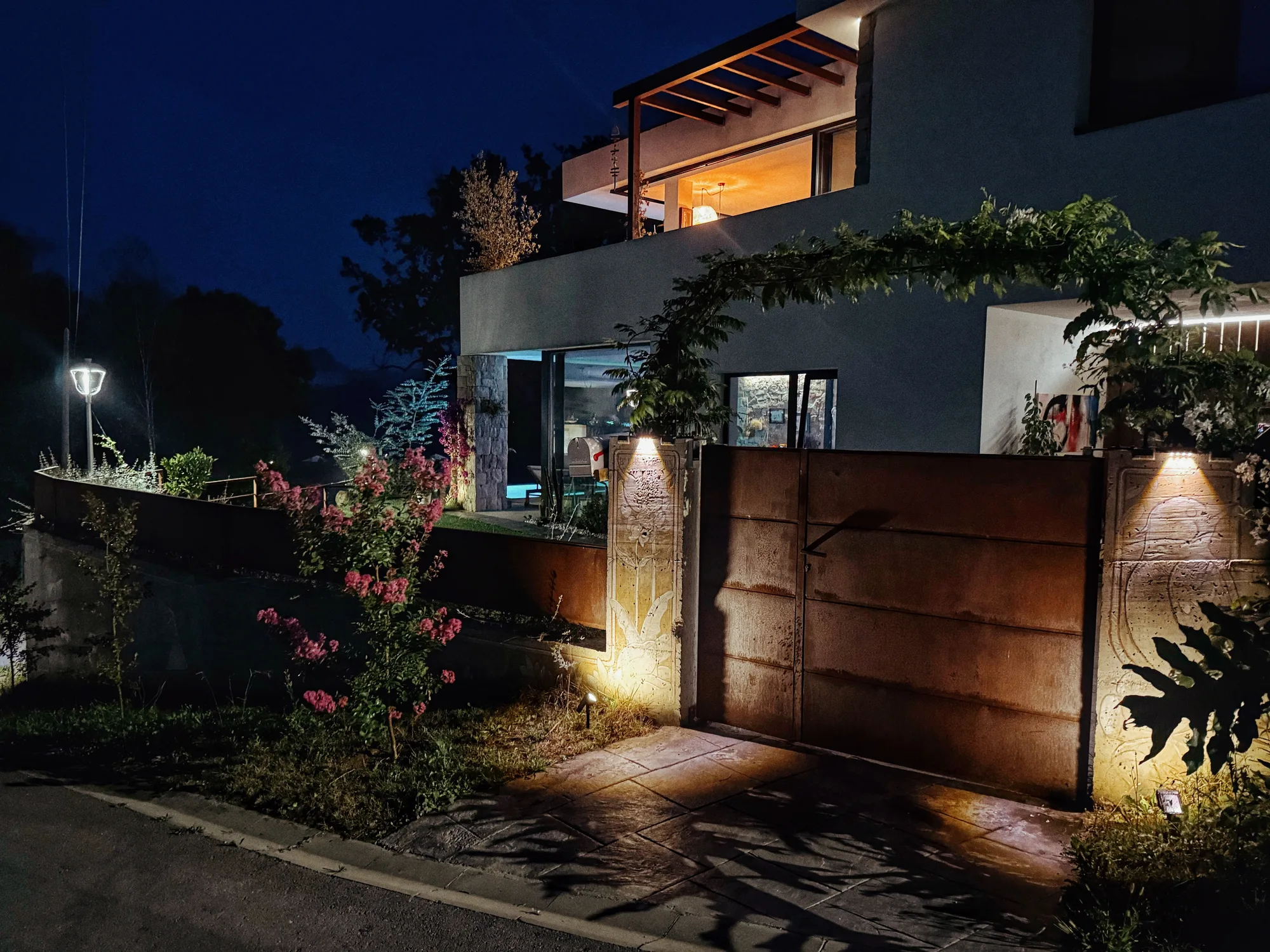 Entrada iluminada de noche