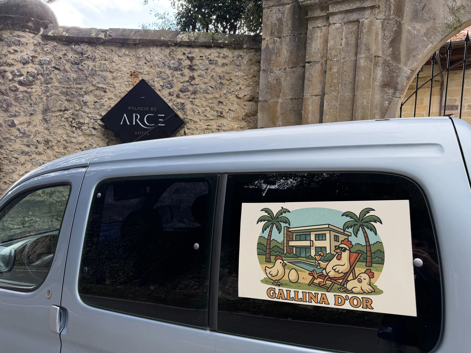 Vehículo con cartel de Gallina D'or